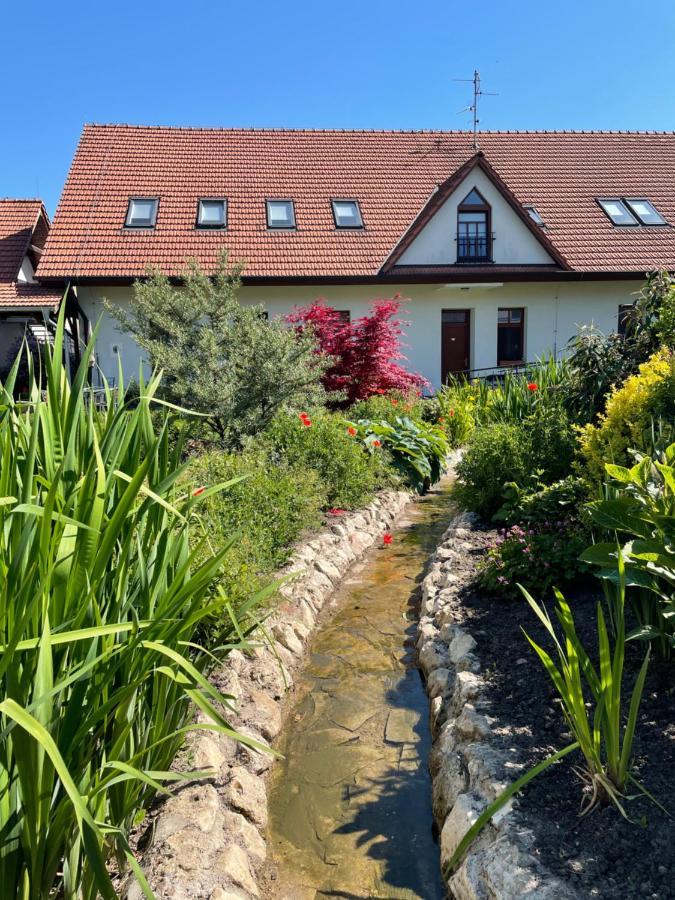 Penzion U Bohusa Lednice Exteriör bild
