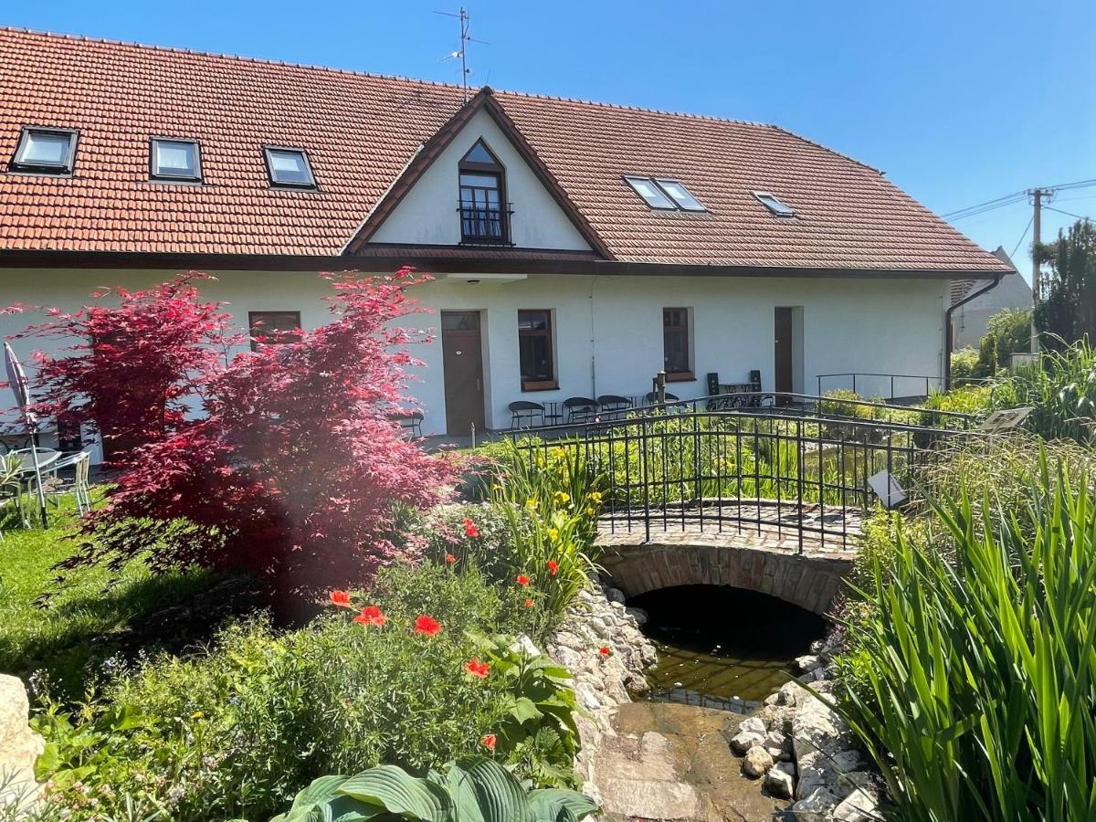 Penzion U Bohusa Lednice Exteriör bild
